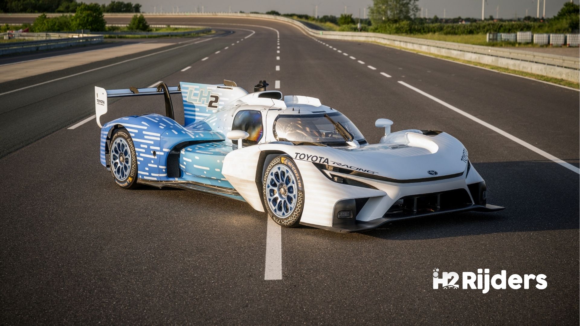 Toyota rijdt voor het eerst publiek met waterstof-racer op vloeibare waterstof in Le Mans